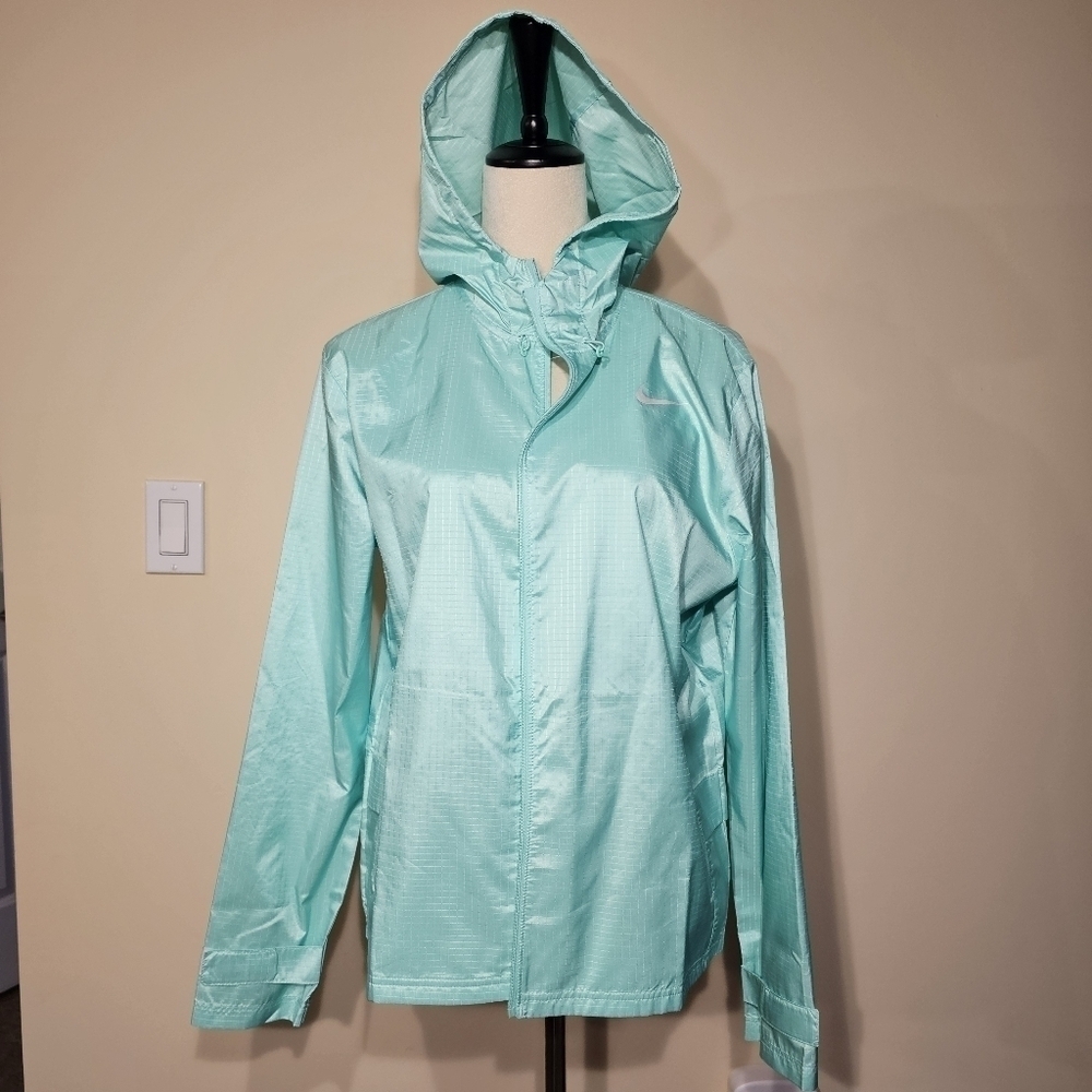 NIKE NWOT WOMEN'S ESSENTIAL RUNNING JACKET - MINT Size M